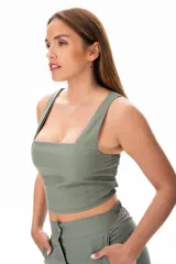 Top verde musgo de algodón y elastano, con breteles anchos y escote cuadrado.
