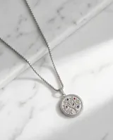 Collar de acero inoxidable con cadena de eslabones y dije circular grabado con diseño de árbol de la vida, decorado con pequeñas circonias de colores.