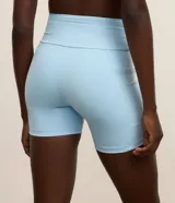 Bermuda deportiva de microfibra color celeste, con bolsillos laterales y pretina alta con detalle de tul.