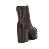 Bota acordonada de cuero color marrón con plataforma y taco cuadrado.
