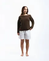 Buzo de lana merino con cuello bote y mangas largas. Presenta un detalle bordado a mano en color azul en la parte inferior.