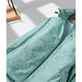 Campera cortaviento impermeable de la marca Uniteduy, color negro con estampado sutil de hojas. Cuenta con capucha, cierre frontal, tres bolsillos externos y uno interno. Es una prenda ultra liviana y transpirable, ideal para actividades al aire libre.