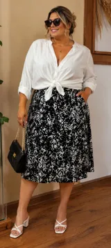 Pollera midi de lentejuelas en color blanco y negro, con diseño evasé y pretina elástica.