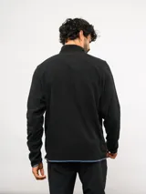 Buzo de entrenamiento Umbro con medio cierre frontal, cuello alto y bolsillo en el pecho de nylon con cierre. Presenta una textura sutil en el tejido y logo de la marca estampado en el bolsillo.