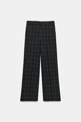 Pantalón de tiro alto con diseño de cuadros, pernera recta y cintura con trabillas. Cuenta con bolsillos laterales, bolsillos de vivo en la parte posterior y cierre frontal con cremallera, botón oculto y gancho metálico.