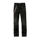 Pantalón de jean negro corte flared, con detalles de perlas aplicadas en el bolsillo delantero y en los bajos de las piernas. Incluye una cadena colgante decorativa con perlas y eslabones metálicos en la presilla de la cintura.