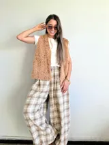 Pantalón de corte amplio y holgado, confeccionado en franela con estampado de tartán escocés en tonos azul, negro y beige. Presenta cintura elástica para un ajuste cómodo.