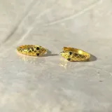 Par de aros tipo huggies dorados con forma de cabeza de serpiente y ojos de circonia negra.