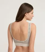Soutien top de estilo deportivo confeccionado en tejido de poliamida con textura acanalada. Presenta un diseño de rayas horizontales, escote en V profundo, espalda en U y breteles anchos. Incluye copas desmontables y una banda elástica inferior con etiqueta de la marca.
