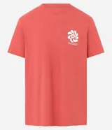 Remera masculina de algodón color coral, corte comfort, cuello redondo y manga corta. Estampa abstracta con texto en el frente.