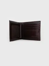 Billetera de cuero marrón oscuro, con costuras visibles en color rojo y compartimentos interiores para tarjetas y documentos.