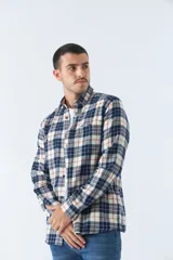 Camisa de viyela a cuadros negros, blancos y rojos, de corte slim fit, con bolsillos en el pecho, manga larga y cierre con botones.