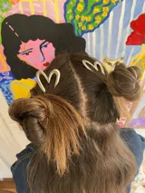 Pinza dorada para el pelo con detalle en forma de corazón.