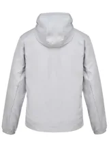 Campera Under Armour tipo cortavientos color gris, con capucha ajustable con cordones, cierre frontal completo y bolsillos laterales con cierre. Incluye forro de malla y puños elásticos.