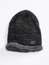 Gorro tipo beanie de punto con diseño de textura en relieve y forro interior de piel sintética gris. Incluye una etiqueta decorativa con logo de la marca Benson & Thomas.