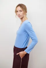 Remera de manga larga con escote en V, confeccionada en algodón de doble capa con textura suave y ajuste al cuerpo.