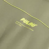 Buzo crewneck de corte oversize, con diseño bicolor en negro y gris, estampado con relieve en el frente y mangas largas.