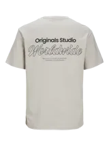 Remera de manga corta color gris claro, de corte relaxed y cuello redondo, con pequeño estampado tipográfico en el pecho.