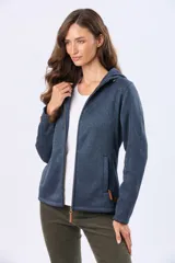 Campera de felpa con cierre frontal, capucha y detalle de parche de cuero sintético en la manga.