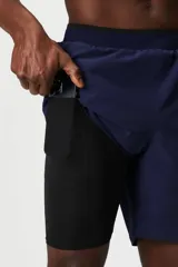 Short de entrenamiento Fabletics, color azul marino, con cintura elástica y diseño deportivo. Cuenta con forro interno, bolsillos laterales y bolsillo oculto.