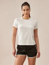 Remera deportiva de poliéster color verde agua, de corte clásico y mangas cortas.