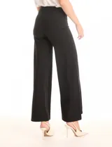 Pantalón palazzo azul marino de tiro alto, confeccionado en tejido elastizado. Presenta una cintura lisa y costuras verticales pronunciadas a lo largo de cada pierna. El corte es amplio desde la cadera hasta el ruedo, con una caída elegante.