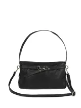 Cartera de hombro tipo hobo color negro, confeccionada en cuero sintético, con detalle de tira decorativa con hebilla metálica y argollas doradas en los laterales.