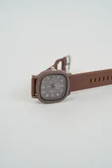 Reloj analógico con caja cuadrada blanca y correa de silicona blanca. La esfera es blanca con números negros y manecillas negras.