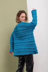 Buzo turquesa de algodón con calado espigado, corte oversized y tajos laterales.