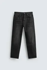 Jeans de corte recto y tiro medio, confeccionados en denim de algodón rígido con efecto lavado. Presentan diseño de cinco bolsillos y cierre frontal con botones.