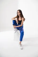 Pantalón de vestir azul eléctrico con acabado brillante, corte recto y tiro alto.