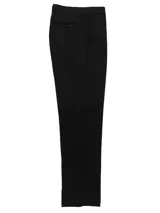 Traje de dos piezas color negro, compuesto por un saco con solapas clásicas y bolsillos frontales, y un pantalón de corte regular fit.