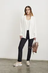 Pantalón negro de algodón y elastano, corte skinny y tiro medio.