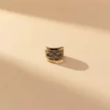 Anillo ancho de plata y oro con diseño de símbolo de infinito central adornado con circonias.