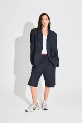 Saco sastrero oversize confeccionado en sarga color azul marino, con estampado de doble R con diseño animal print en la espalda. Tiene botones frontales, bolsillos delanteros y está forrado con tafeta a tono.