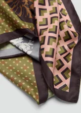 Pañuelo cuadrado de satén con estampado multicolor en bloques que combinan diseños florales, geométricos y de lunares en tonos verde, marrón, rosa y beige.