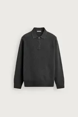 Polo regular fit de punto gris oscuro, con cuello solapa, cierre frontal de cremallera y manga larga con acabados en rib.