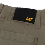 Pantalón de gabardina color verde oliva, de corte ancho y largo a la pantorrilla, con bolsillos delanteros tipo parche.