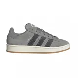 Championes urbanos Adidas modelo Campus 00s, color gris con las icónicas tres tiras laterales en negro. Confeccionados en gamuza, cuentan con suela de goma color crema y diseño de inspiración retro.
