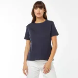 Remera azul marino de algodón con cuello redondo y mangas cortas.