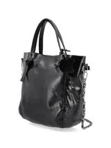 Cartera tipo tote bag plateada, con doble asa corta y correa de cadena extraíble.