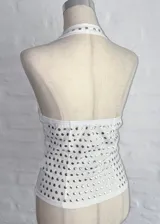 Top blanco con escote halter y apliques metálicos plateados.