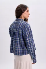 Camisa de manga larga con estampado a cuadros en tonos azules, cuello camisero y cierre frontal con botones.