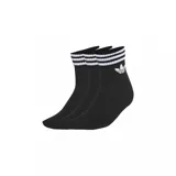 Pack de medias cortas Adidas color negro, con diseño de tres rayas blancas en el puño y logo del trébol bordado en blanco.