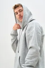 Buzo canguro gris melange con capucha, cordones ajustables y bolsillo tipo canguro. Estampado frontal con el logo "brokers" y la frase "Good Time Makers".