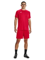 Short deportivo Under Armour modelo Golazo 3.0, color rojo, confeccionado en tejido UA Tech™ ligero y de secado rápido. Presenta cintura elástica con cordón interno, bajo con abertura lateral y logo de la marca estampado en blanco en la pierna izquierda.
