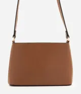 Cartera bandolera pequeña color beige con ribetes marrones, de la marca Satinato. Presenta cierre de cremallera, asa larga ajustable y detalle de placa metálica dorada con el logo en el frente.