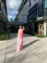 Vestido largo de fiesta color rosa con diseño degradado en blanco.