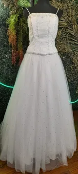 Vestido largo de fiesta blanco, con top de tul bordado con lentejuelas y falda de tul con brillos.