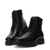 Borcegos de mujer estilo militar en color taupe, confeccionados en material sintético con acabado tipo gamuza. Presentan cordones frontales, cuello acolchado al tono y suela de goma con plataforma dentada.